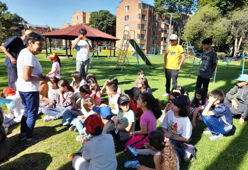 Niños aprendiendo en la huerta